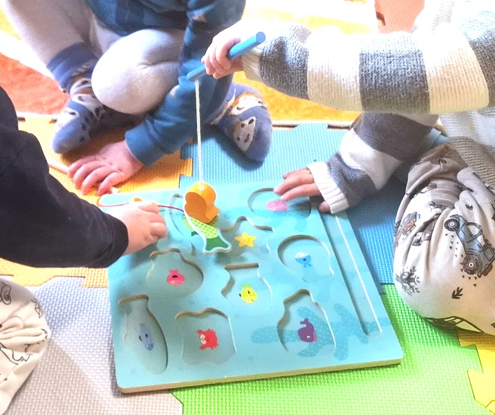 Kinder beim Angelspiel