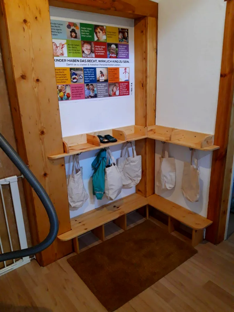 Kindergarderobe mit Taschen